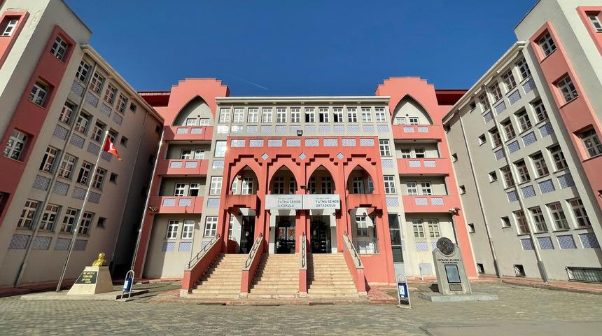 Kocaeli'de sınıfta sıkılan biber gazından etkilenen 2 öğrenci hastaneye kaldırıldı