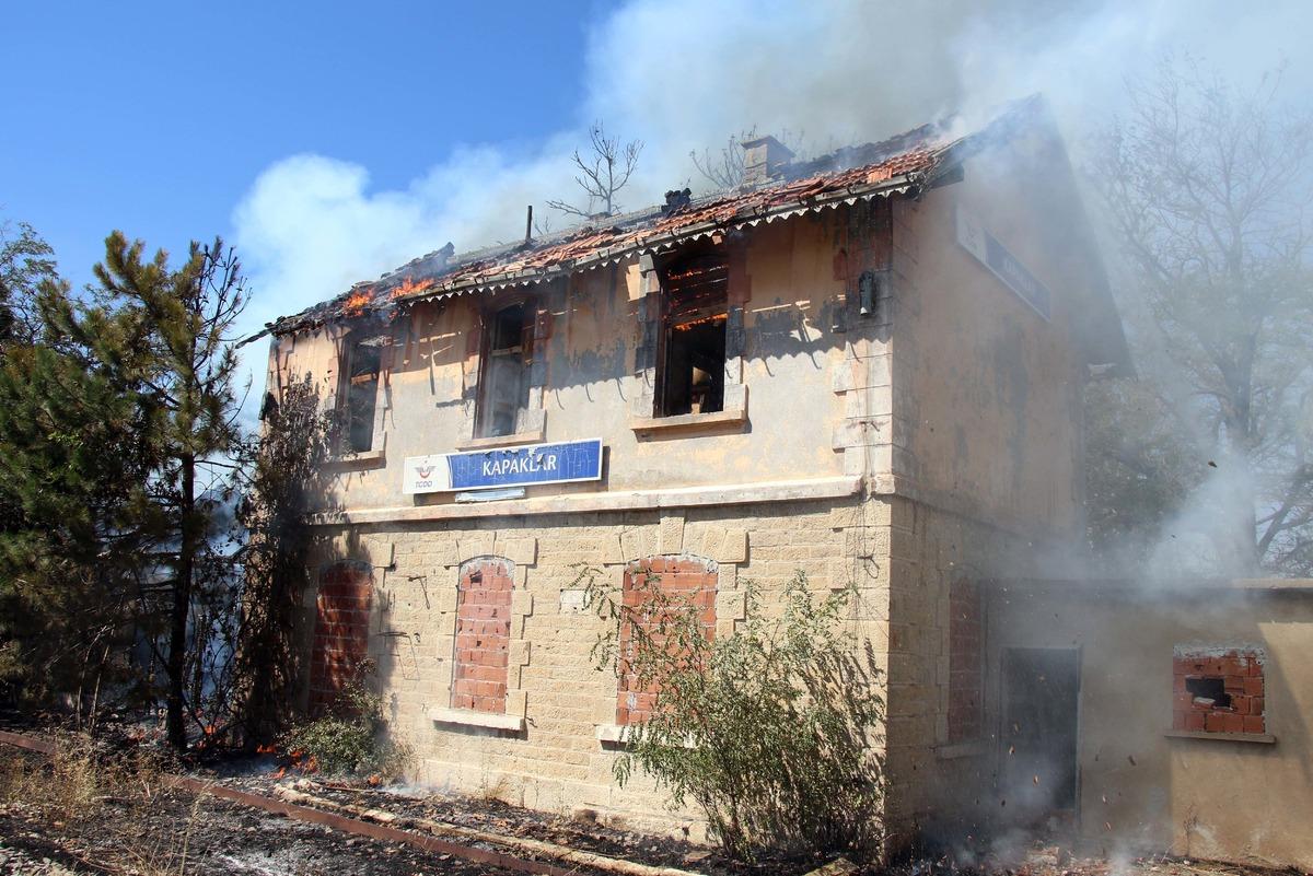 Uşak'ta otluk alanda &ccedil;ıkan yangının sı&ccedil;radığı tarihi istasyon binası zarar g&ouml;rd&uuml;