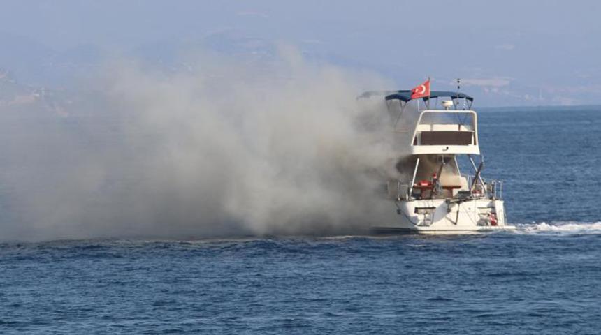 Antalya'da hareketli anlar! Lüks yat denizin ortasında alev aldı... Botlarla kurtarıldılar