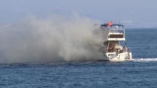 Antalya'da hareketli anlar! Lüks yat denizin ortasında alev aldı... Botlarla kurtarıldılar