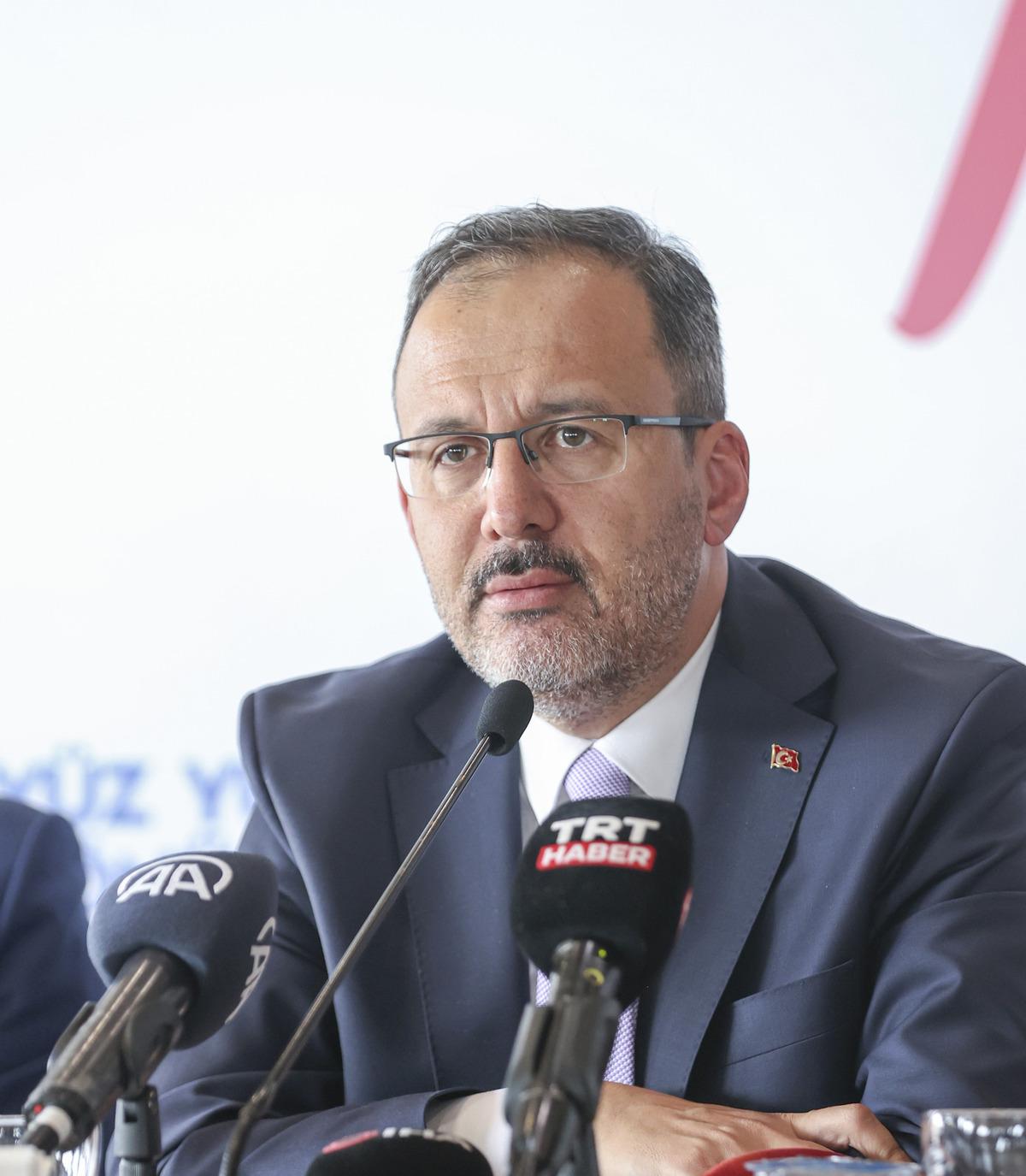 Bakan Kasapoğlu, İstanbul'da "Y&uuml;z Y&uuml;ze 100 G&uuml;n" programına katıldı