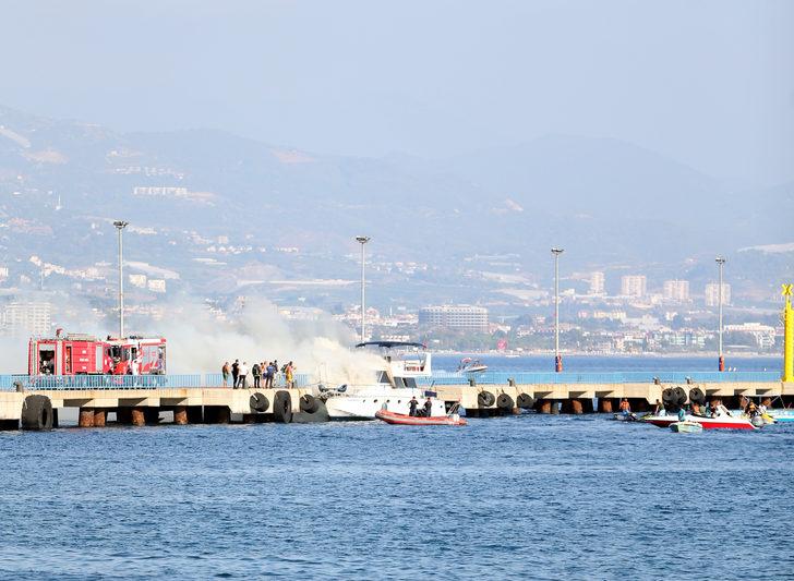 Alanya'da tura çıkan lüks yat yandı G4