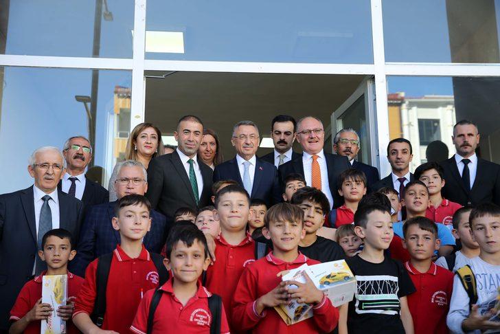 Cumhurbaşkanı Yardımcısı Oktay, Sivas'ta Alibaba Cemevi'ni ziyaret etti G2