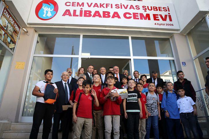 Cumhurbaşkanı Yardımcısı Oktay, Sivas'ta Alibaba Cemevi'ni ziyaret etti G1