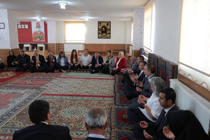 Cumhurbaşkanı Yardımcısı Oktay, Sivas'ta Alibaba Cemevi'ni ziyaret etti G4