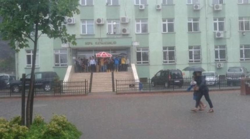 Hopa'da sağanak yağış başladı