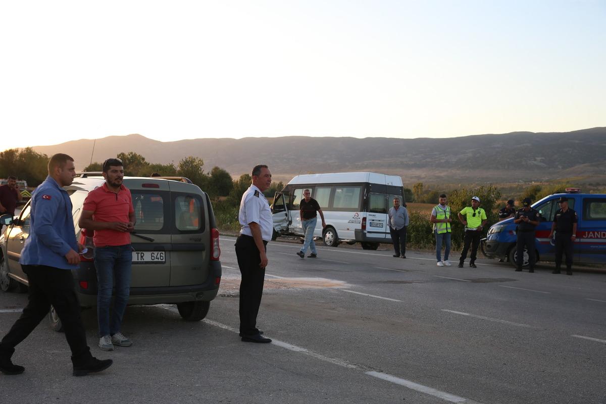 Tokat'ta servis minib&uuml;s&uuml;yle kamyonet &ccedil;arpıştı, 11'i &ouml;ğrenci 14 kişi yaralandı