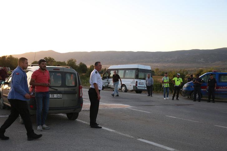 Tokat'ta servis minibüsüyle kamyonet çarpıştı, 11'i öğrenci 14 kişi yaralandı G1