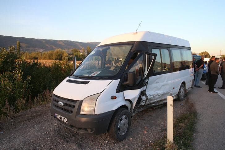 Tokat'ta servis minibüsüyle kamyonet çarpıştı, 11'i öğrenci 14 kişi yaralandı G4