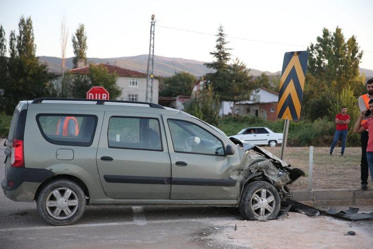 Tokat'ta servis minibüsüyle kamyonet çarpıştı, 11'i öğrenci 14 kişi yaralandı G5