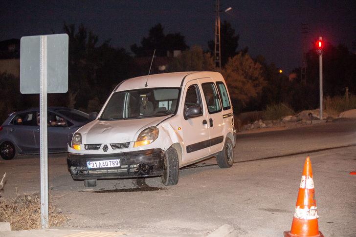 Hatay'da iki otomobilin çarpıştığı kazada 3 kişi yaralandı G3