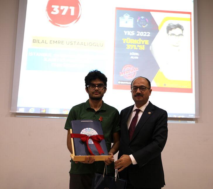 Bursa'da YKS'de ilk 1000'e giren 23 imam hatip öğrencisi ödüllendirildi G4