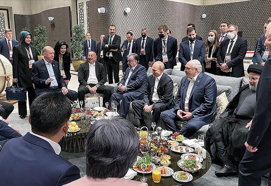 Zirveden dikkat &ccedil;eken kare: Cumhurbaşkanı Erdoğan liderlerle bir araya geldi! Putin'le sohbet etti