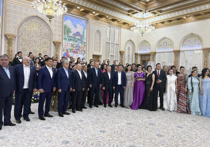 Zirveden dikkat çeken kare: Cumhurbaşkanı Erdoğan liderlerle bir araya geldi! Putin'le sohbet etti G4