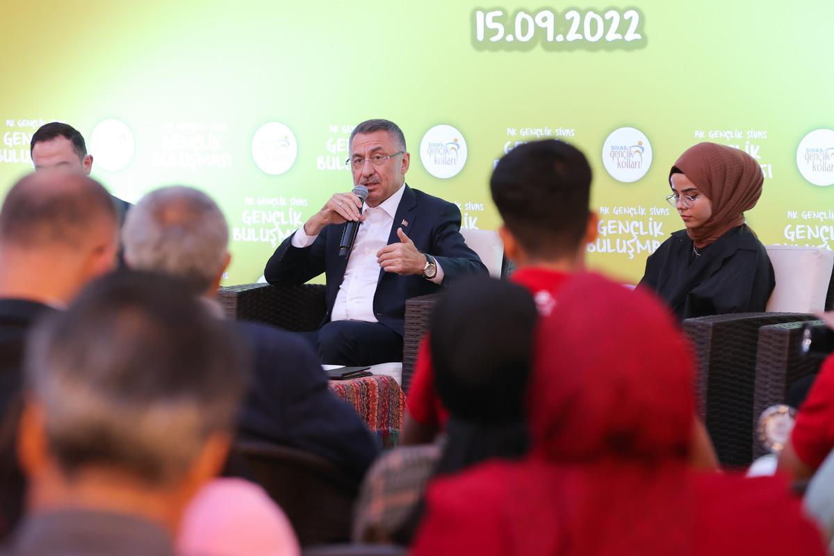 Cumhurbaşkanı Yardımcısı Oktay, Sivas'ta gen&ccedil;lerle buluştu: