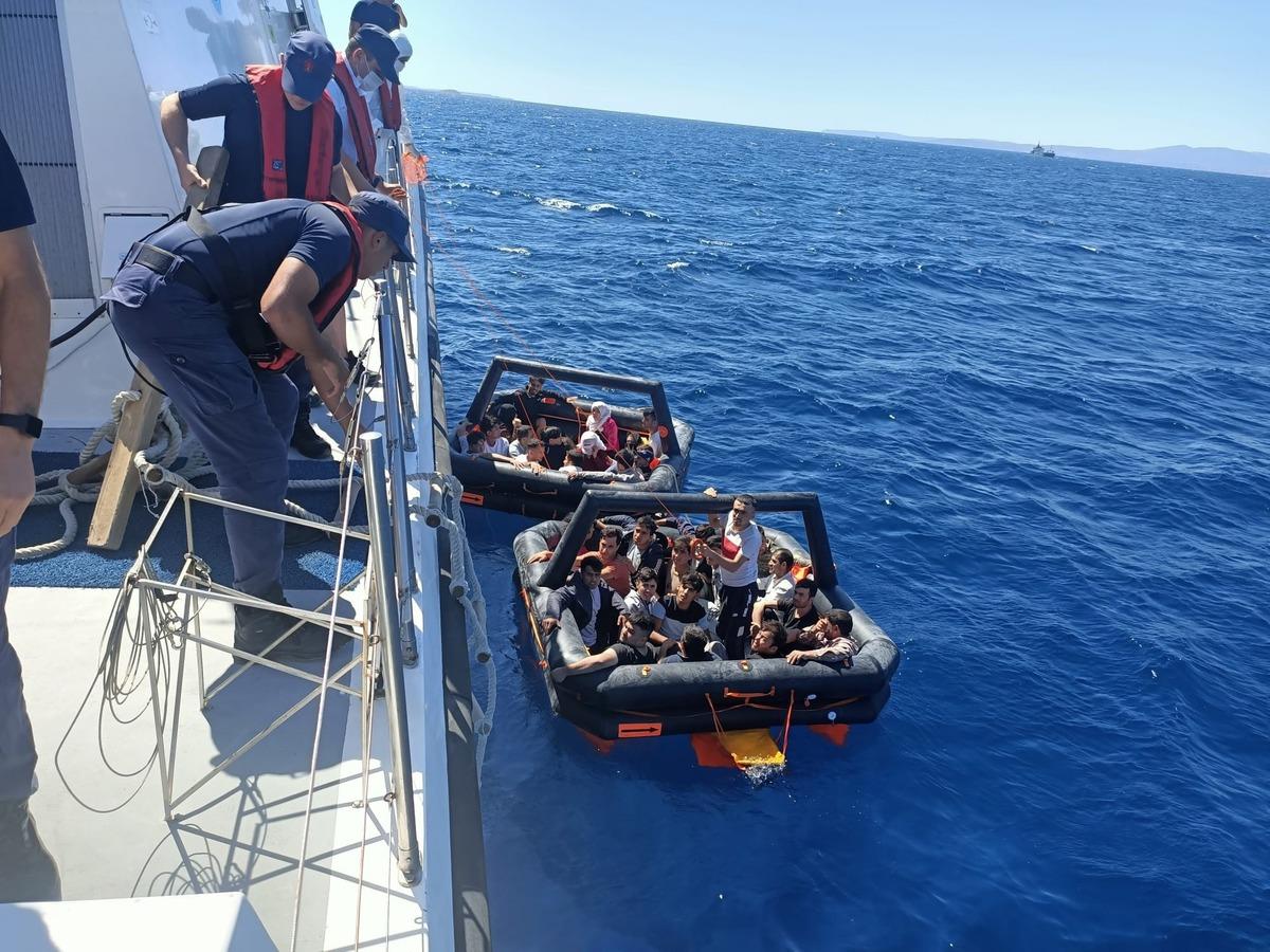 İzmir'de geri itilen 47 d&uuml;zensiz g&ouml;&ccedil;men kurtarıldı, 54 g&ouml;&ccedil;men yakalandı