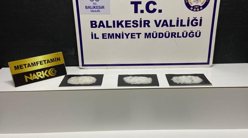 Balıkesir'de polisin durdurduğu minibüste 201,4 gram uyuşturucu madde ele geçirildi