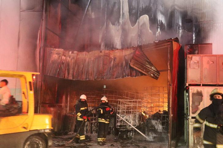 Kocaeli'de madeni yağ fabrikasında çıkan yangın söndürüldü G4