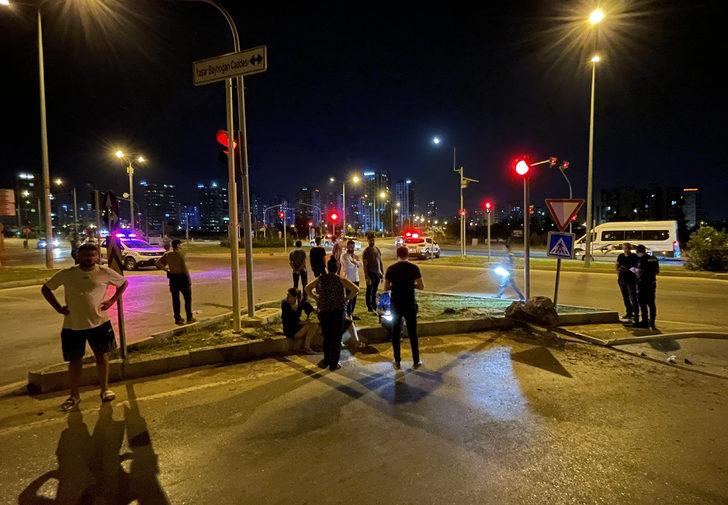 Adana'da devrilen otomobildeki 1 kişi öldü, 2 kişi yaralandı G4