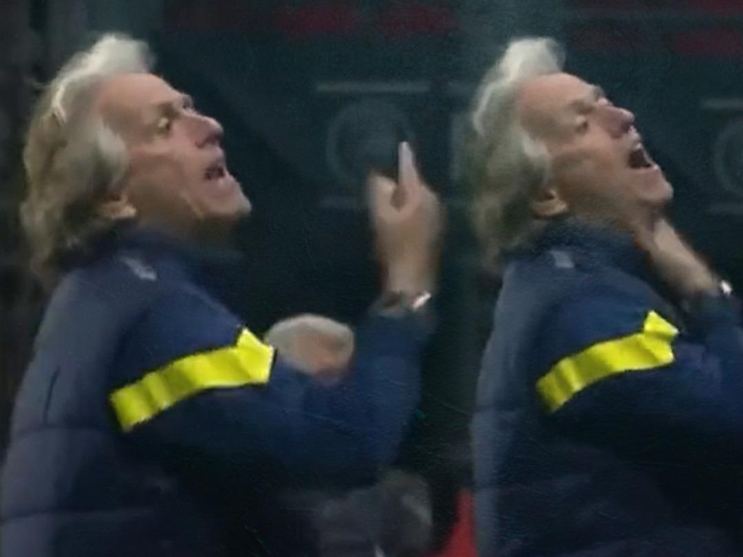 Son dakika: Rennes - Fenerbah&ccedil;e ma&ccedil;ında Jorge Jesus'u &ccedil;ıldırtan olay! Trib&uuml;ne d&ouml;nd&uuml;ğ&uuml; anda zor tuttular...