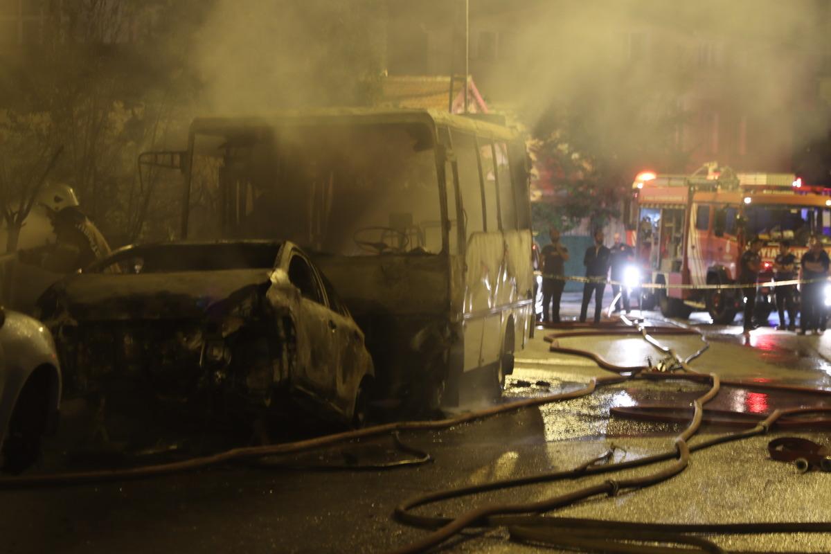 &Ccedil;ekmek&ouml;y'de otomobilde &ccedil;ıkan yangın iş yerine sı&ccedil;radı