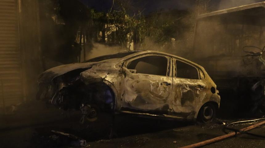 Çekmeköy'de korku dolu anlar! Otomobildeki yangın iş yerine sıçradı