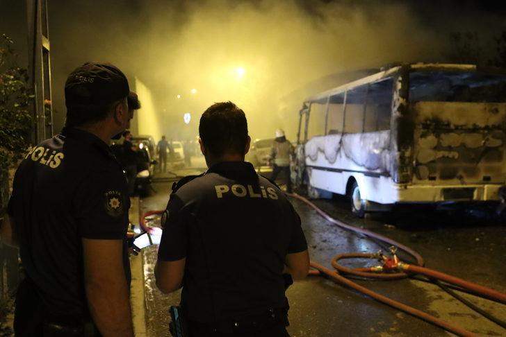 Çekmeköy'de otomobilde çıkan yangın iş yerine sıçradı G4