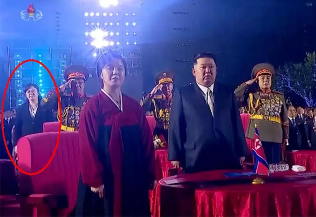 Kim Jong-un'un en yakınında! 'Gizemli kadın' merak konusu oldu... D&uuml;nya medyası onun peşinde