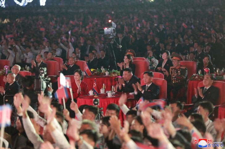 Kim Jong-un'un en yakınında! 'Gizemli kadın' merak konusu oldu... Dünya medyası onun peşinde G2