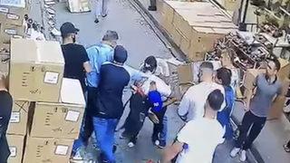 Tantanacılık yöntemiyle hırsızlık kamerada! Esnaf yakalayıp tekme tokat dövdü