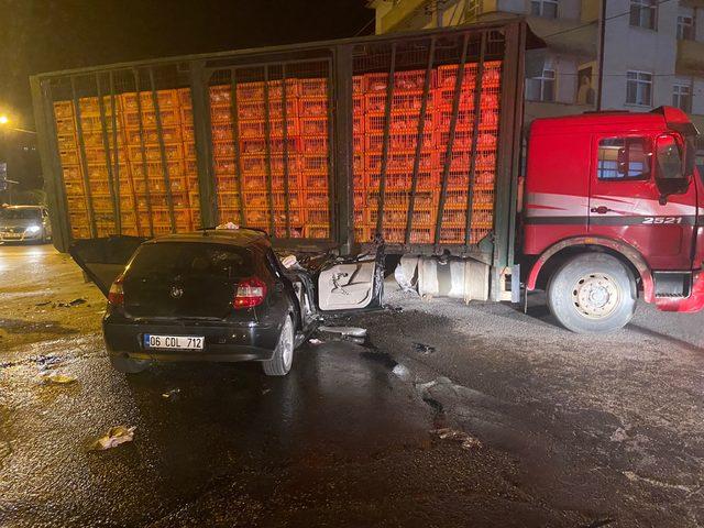 Sakarya'da kamyonla çarpışan otomobildeki 1 kişi öldü, 1 kişi yaralandı