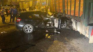 Sakarya'da kamyonla çarpışan otomobildeki 1 kişi öldü, 1 kişi yaralandı