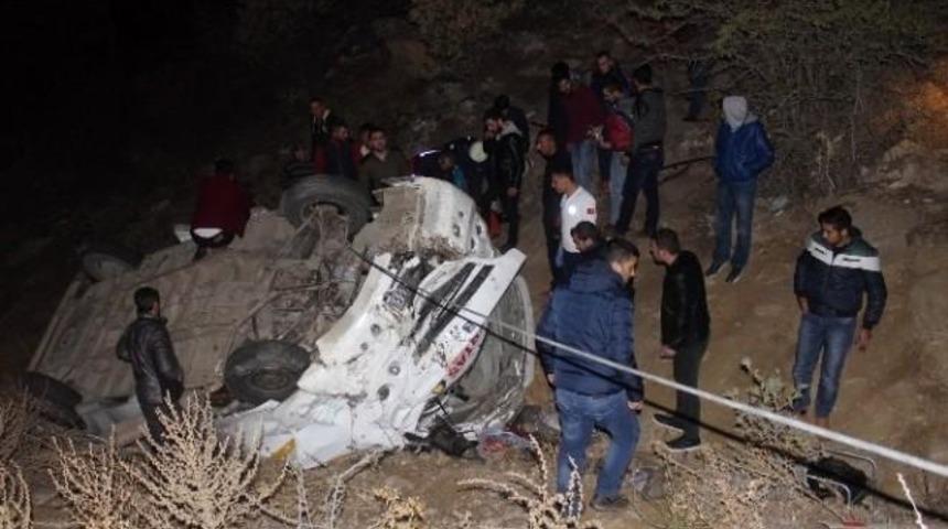 Manisa'da Feci Kaza Minib&uuml;s Şarampole U&ccedil;tu &Ouml;l&uuml; Ve Yaralılar Var!