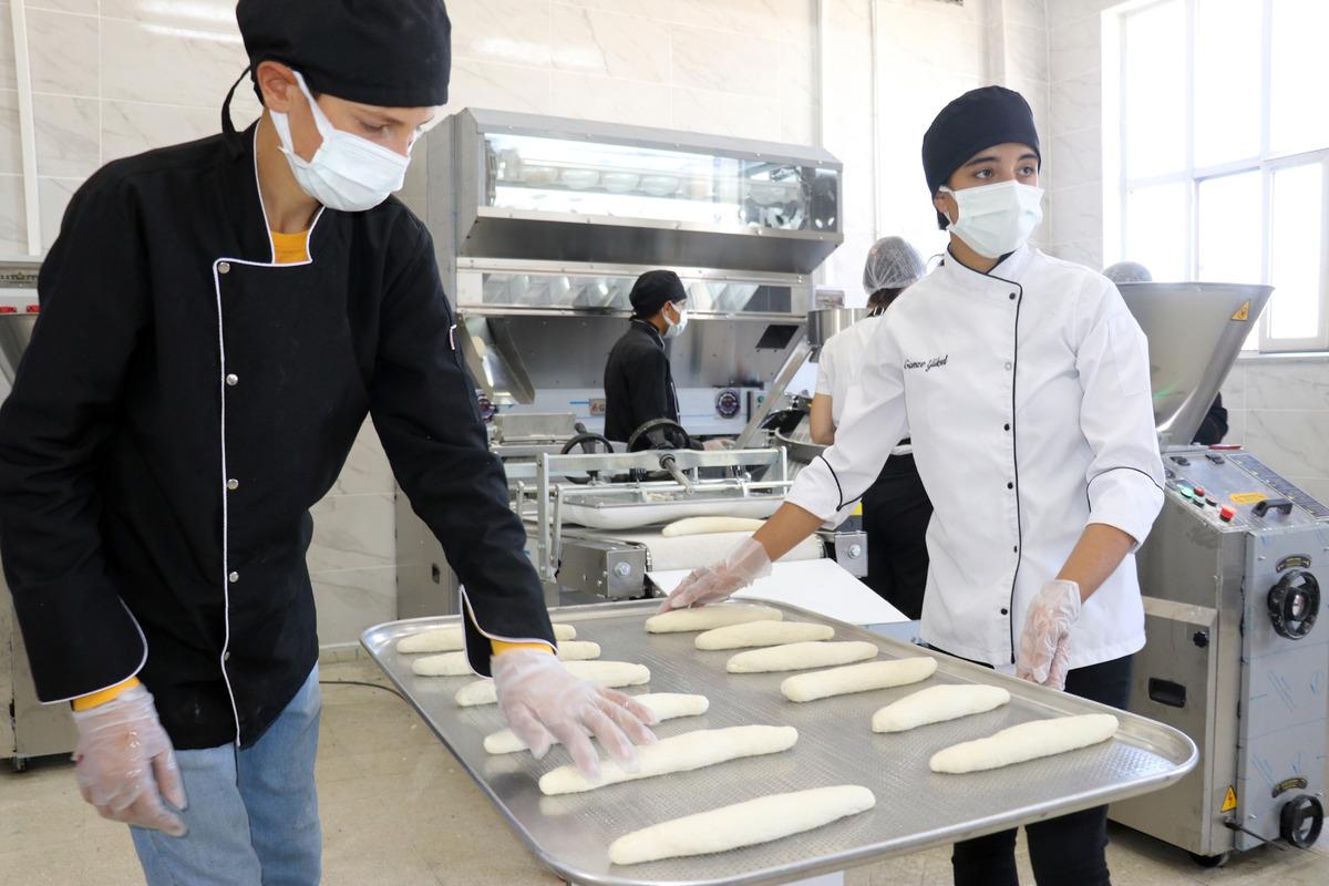 Ağrı'da Mesleki ve Teknik Anadolu Lisesi &ouml;ğrencileri g&uuml;nde 7 bin ekmek &uuml;retiyor
