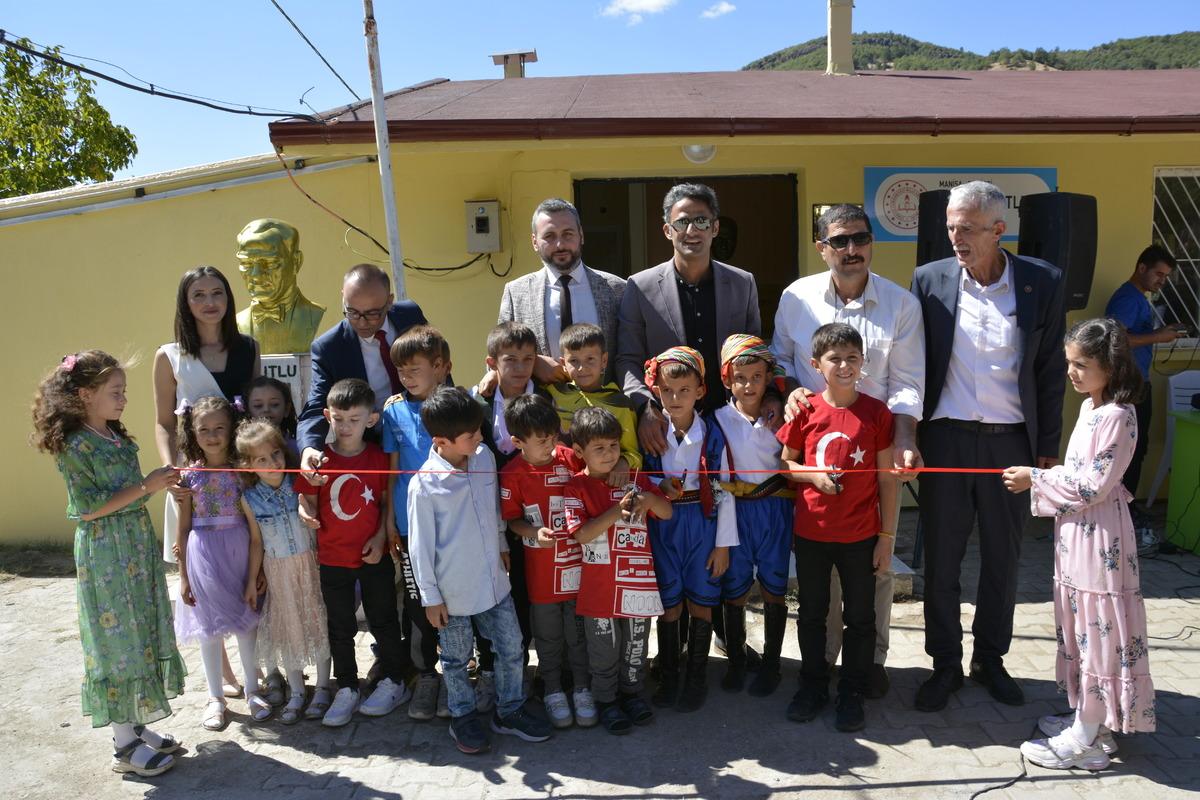 Manisalı &ouml;ğretmenin &ccedil;ağrısıyla yenilenen okul a&ccedil;ıldı