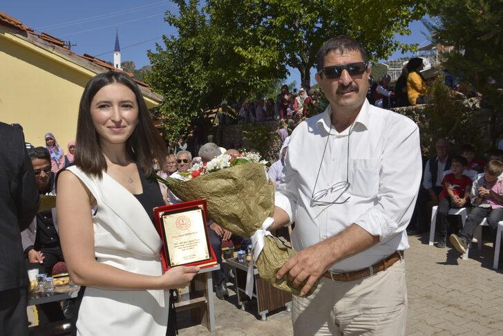 Manisalı öğretmenin çağrısıyla yenilenen okul açıldı G3