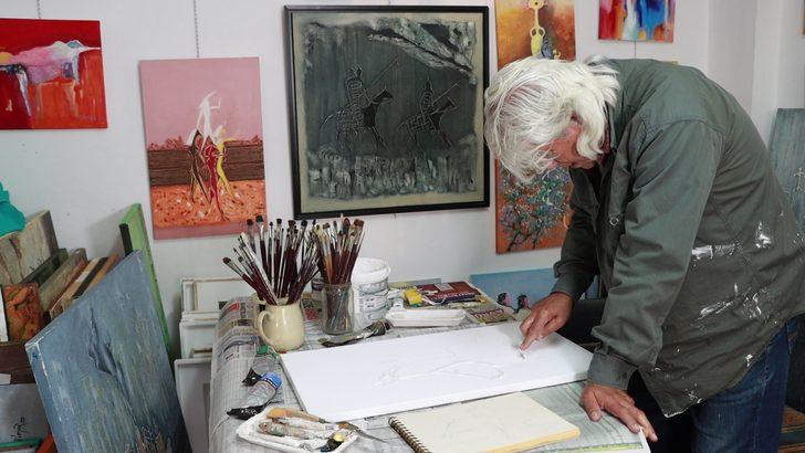 Antalya'da emekli öğretmen tarihi kaya resimlerini özgün yorumla tuvale aktarıyor G1