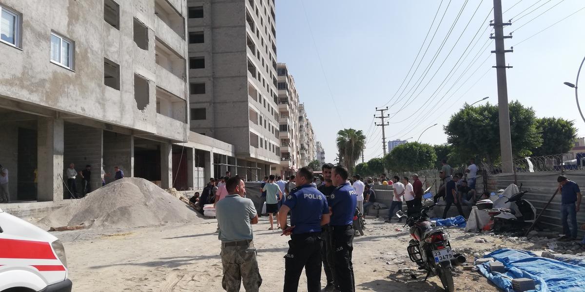 Mersin'de &uuml;zerine kalas par&ccedil;aları d&uuml;şen iş&ccedil;i hayatını kaybetti