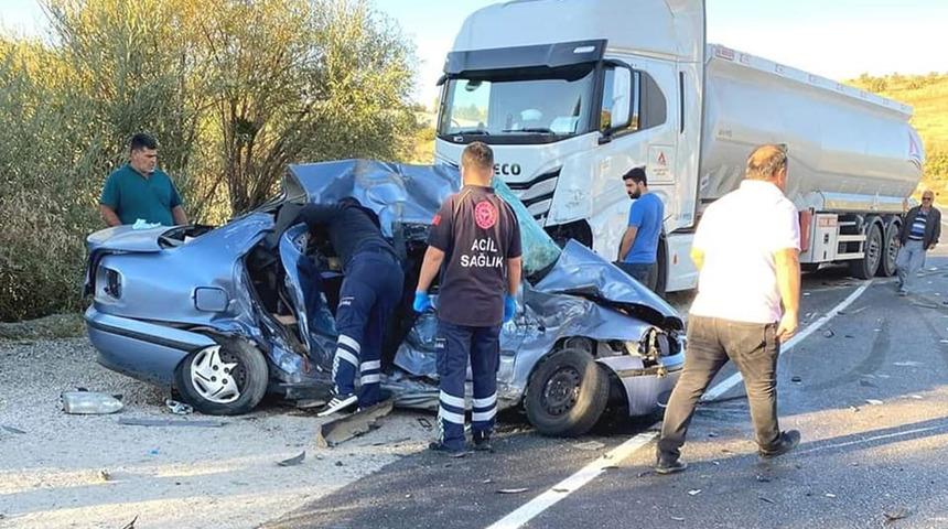 Antalya'da feci kaza! TIR ile otomobil kafa kafaya çarpıştı: 4 ölü, 1 yaralı