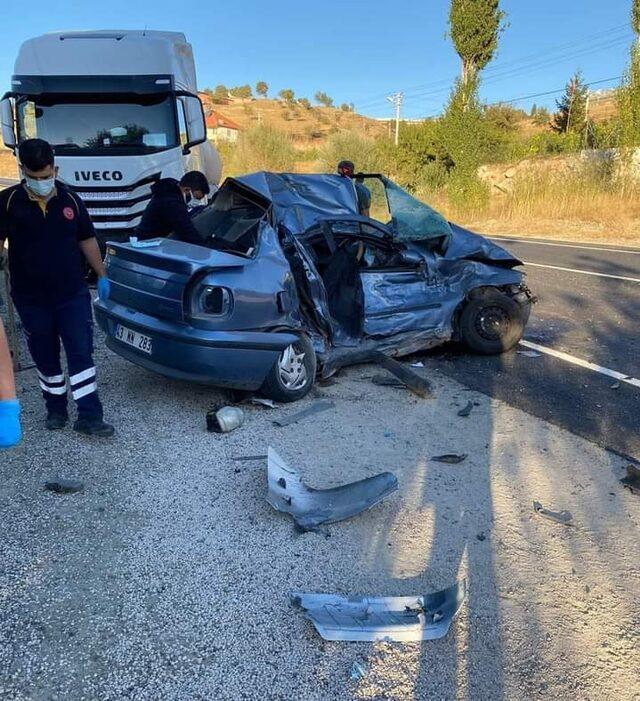 Antalya'da kamyon ile otomobilin çarpıştığı kazada 4 kişi öldü, 1 kişi yaralandı