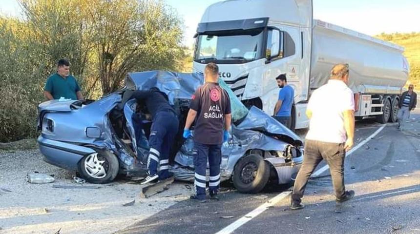 Antalya'da kamyon ile otomobilin çarpıştığı kazada 4 kişi öldü, 1 kişi yaralandı