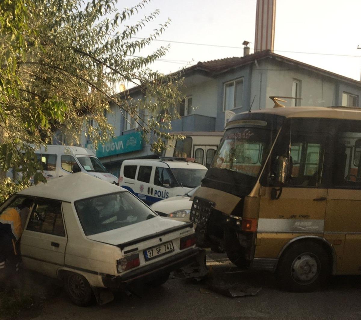 Karab&uuml;k'te dolmuş ile otomobilin &ccedil;arpıştığı kazada 2 kişi yaralandı
