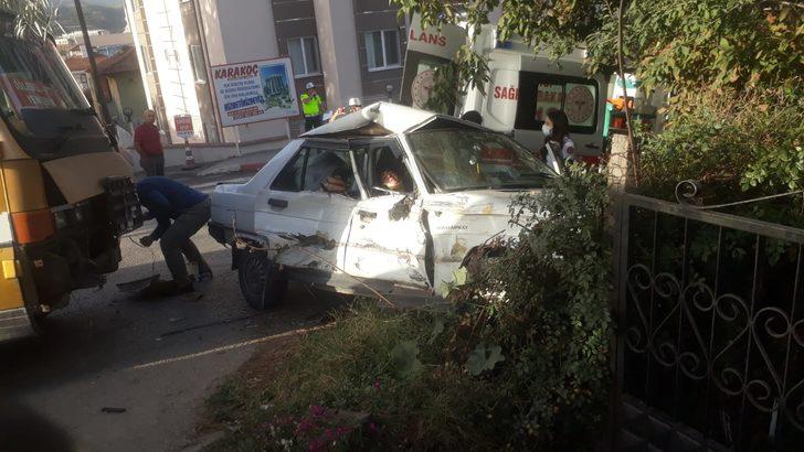 Karabük'te dolmuş ile otomobilin çarpıştığı kazada 2 kişi yaralandı G2
