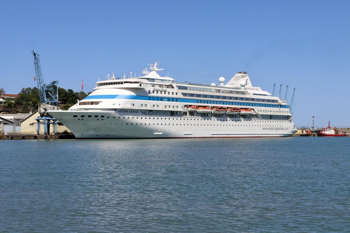 "Astoria Grande" kruvaziyeri 800 yolcusuyla ikinci kez Trabzon'a geldi