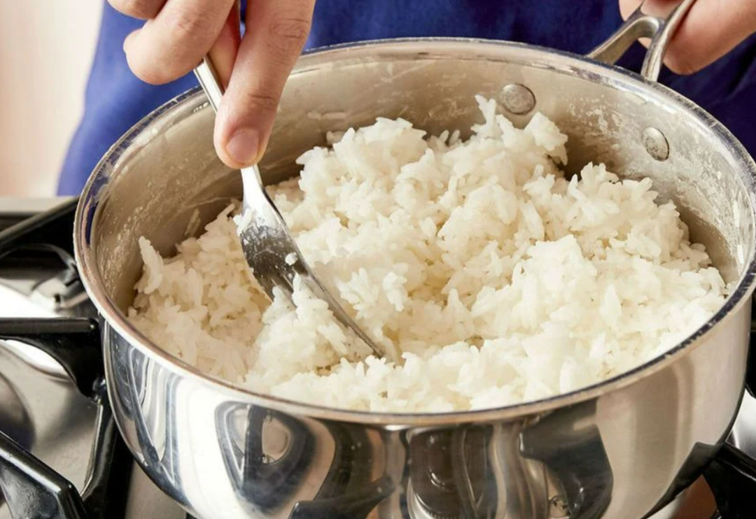 &Uuml;z&uuml;lmeyin! Herkesin başına gelebilir: Lapa pilavları kurtaracak p&uuml;f noktalar