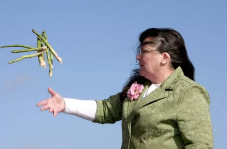 Kuşkonmazlara bakarak geleceği tahmin eden kahin Jemima Packington, Kraliçe’nin ölümünü bilmişti! Yeni kehanetleri gündem oldu G1