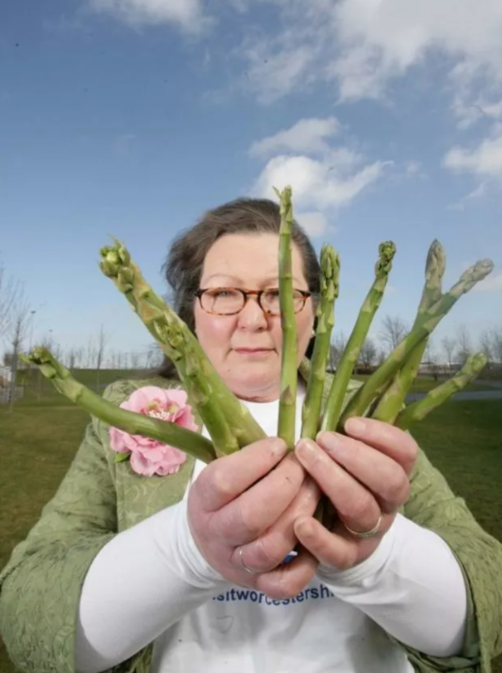 Kuşkonmazlara bakarak geleceği tahmin eden kahin Jemima Packington, Kraliçe’nin ölümünü bilmişti! Yeni kehanetleri gündem oldu G2