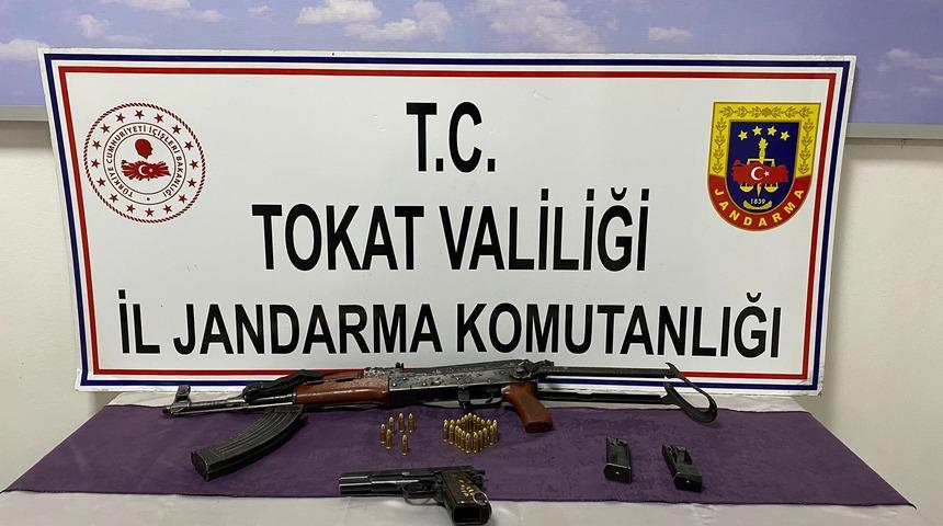 Tokat'ta evinde kalaşnikof tüfek ve tabanca bulunan zanlı yakalandı