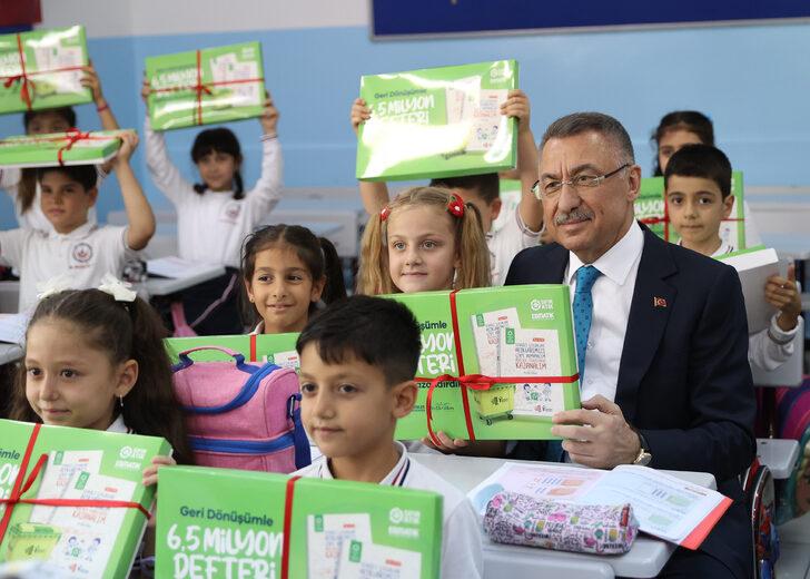 Cumhurbaşkanı Yardımcısı Oktay, Esenler'de defter dağıtım töreninde konuştu: G1