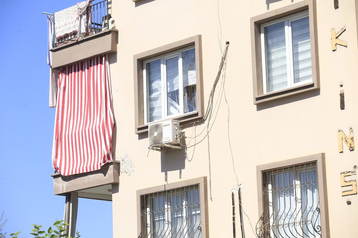 Antalya'da eşini bı&ccedil;akla tehdit eden ş&uuml;pheli g&ouml;zaltına alındı